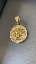 Cargar imagen en el visor de la galería, Dije Versace Oro 10k
