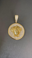 Cargar imagen en el visor de la galería, Dije Versace Oro 10k
