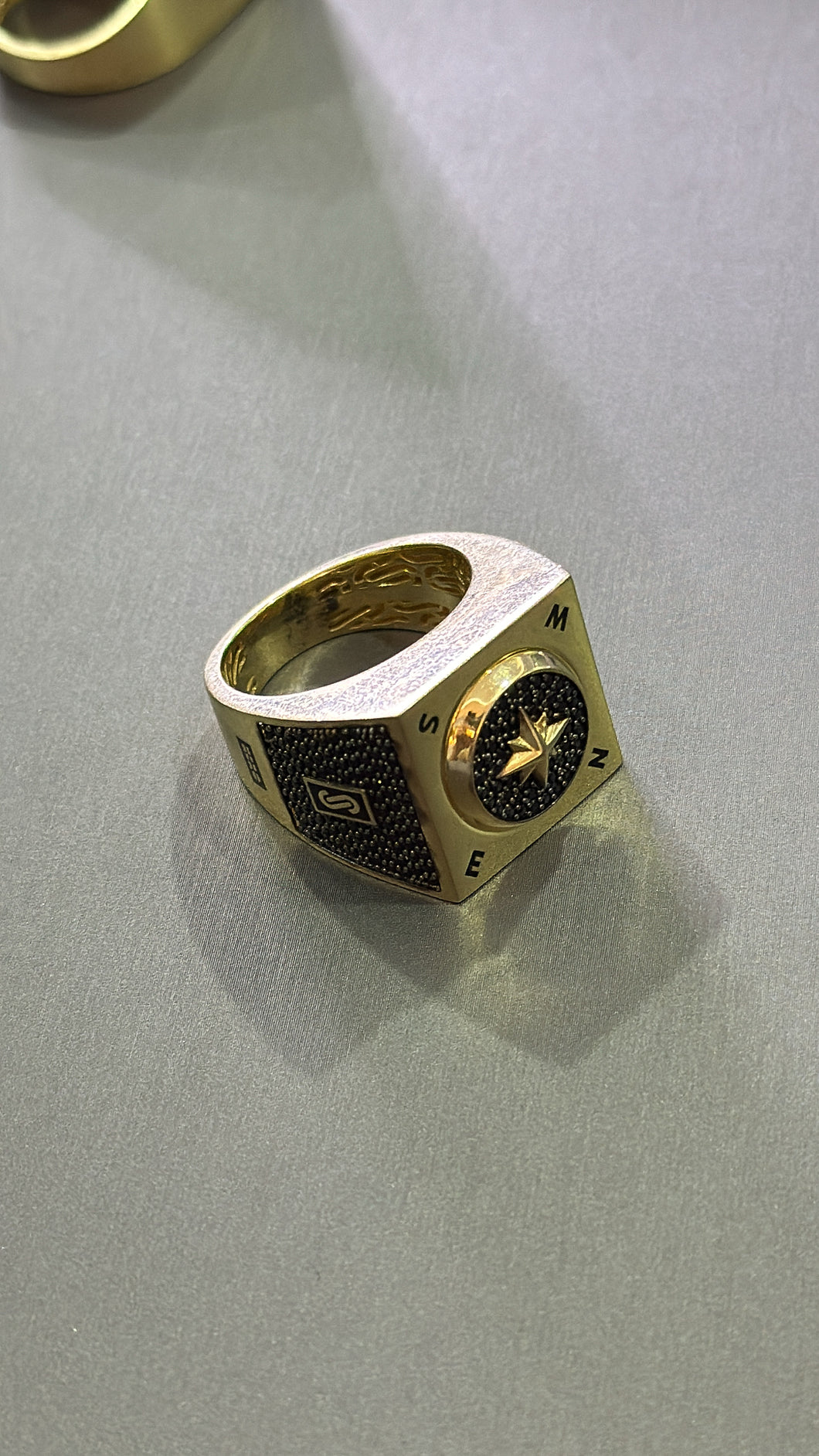 Anillo Monaco Black Oro 10k
