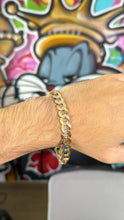Cargar imagen en el visor de la galería, Pulsera Italiana Martillada 1cm Oro 10k
