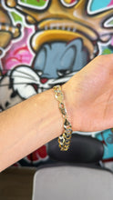 Cargar imagen en el visor de la galería, Pulsera Italiana Martillada 1cm Oro 10k
