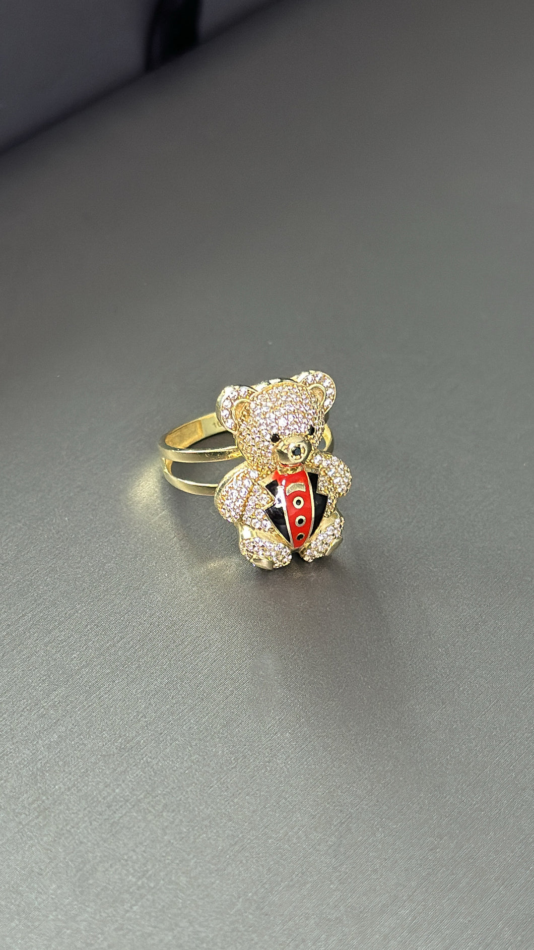 Anillo Oso Traje Rojo de Mujer Oro 10k