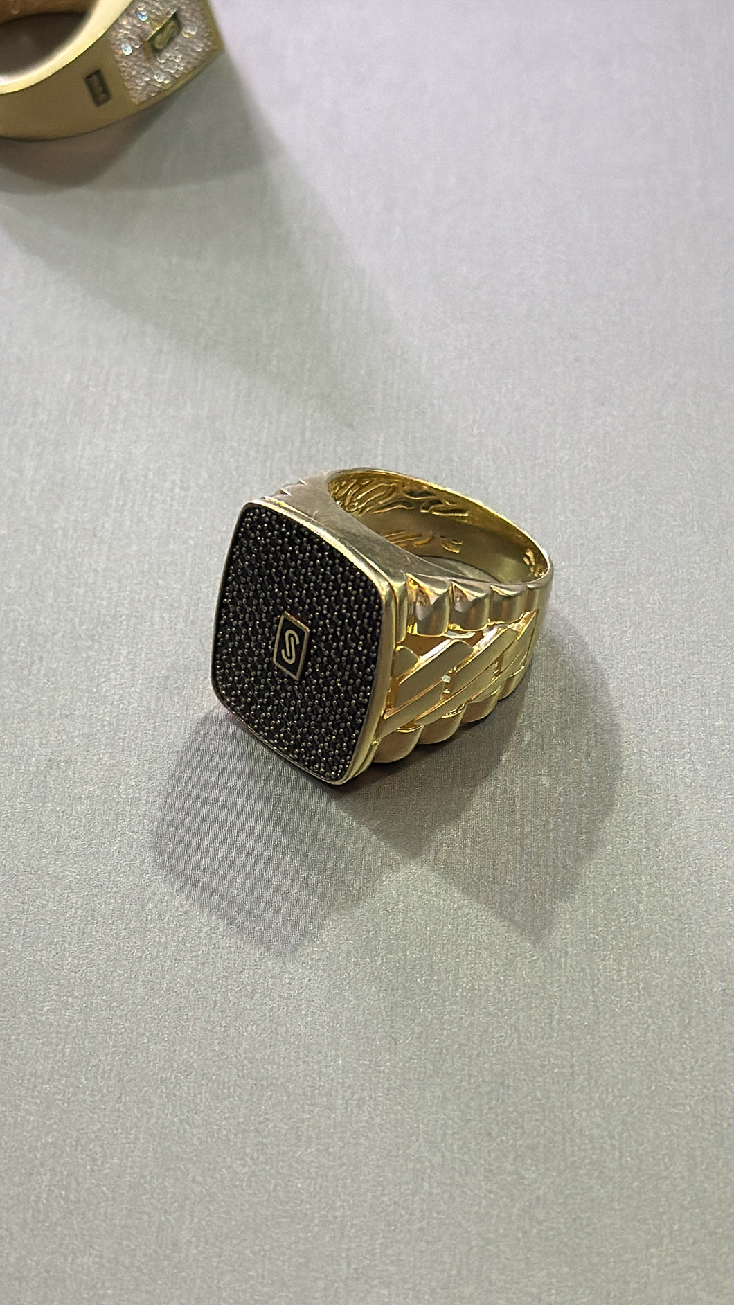 Anillo Monaco Black Oro 10k